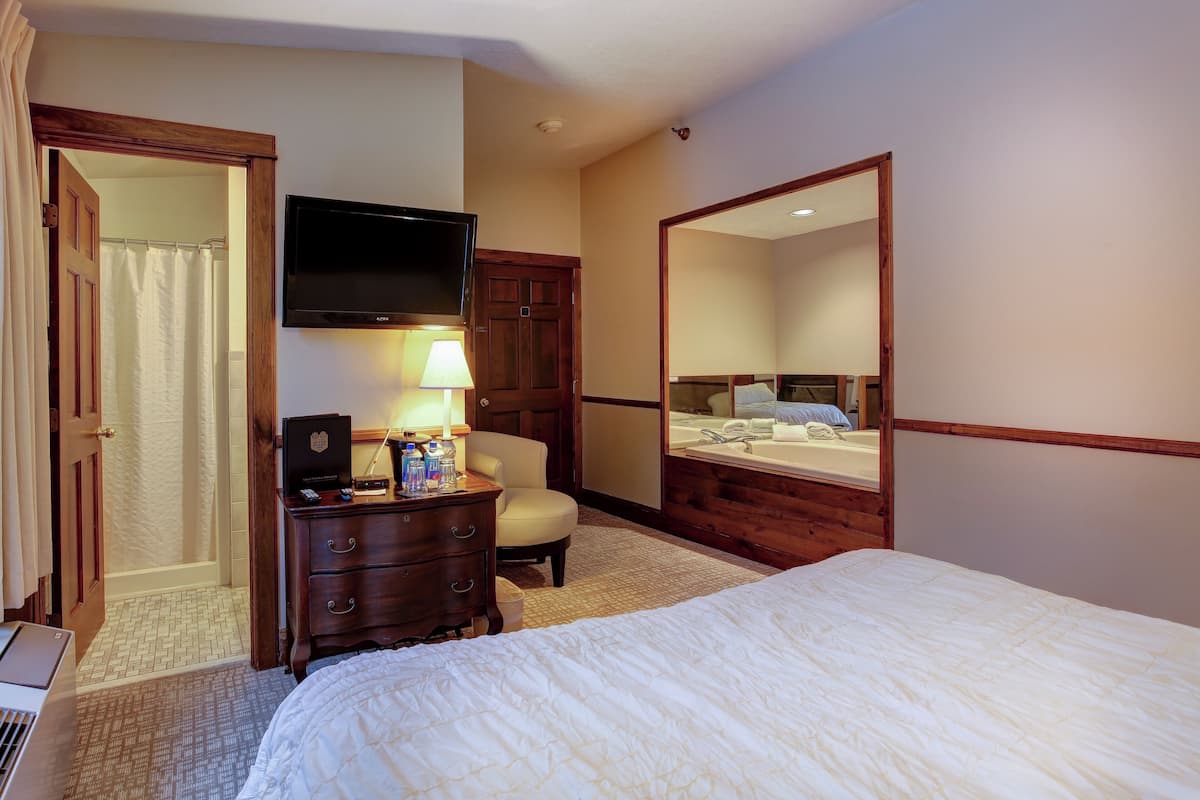 Deluxe Room, 1 Queen Bed, Non Smoking, Jetted Tub (2nd Floor)