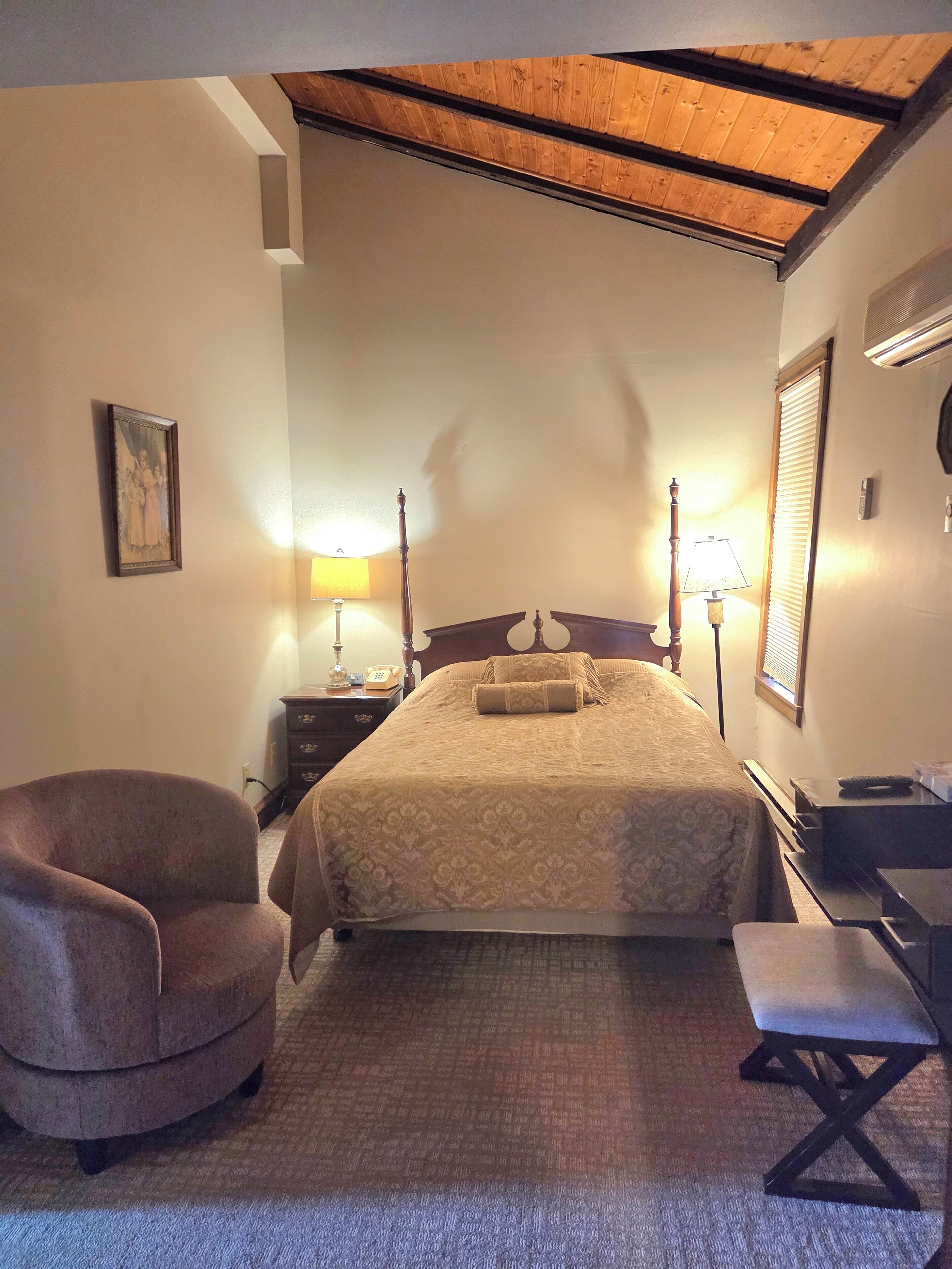 Deluxe Room, 1 Queen Bed, Non Smoking, Jetted Tub (2nd Floor) | Individuell dekoriert, Schreibtisch, Bügeleisen/Bügelbrett