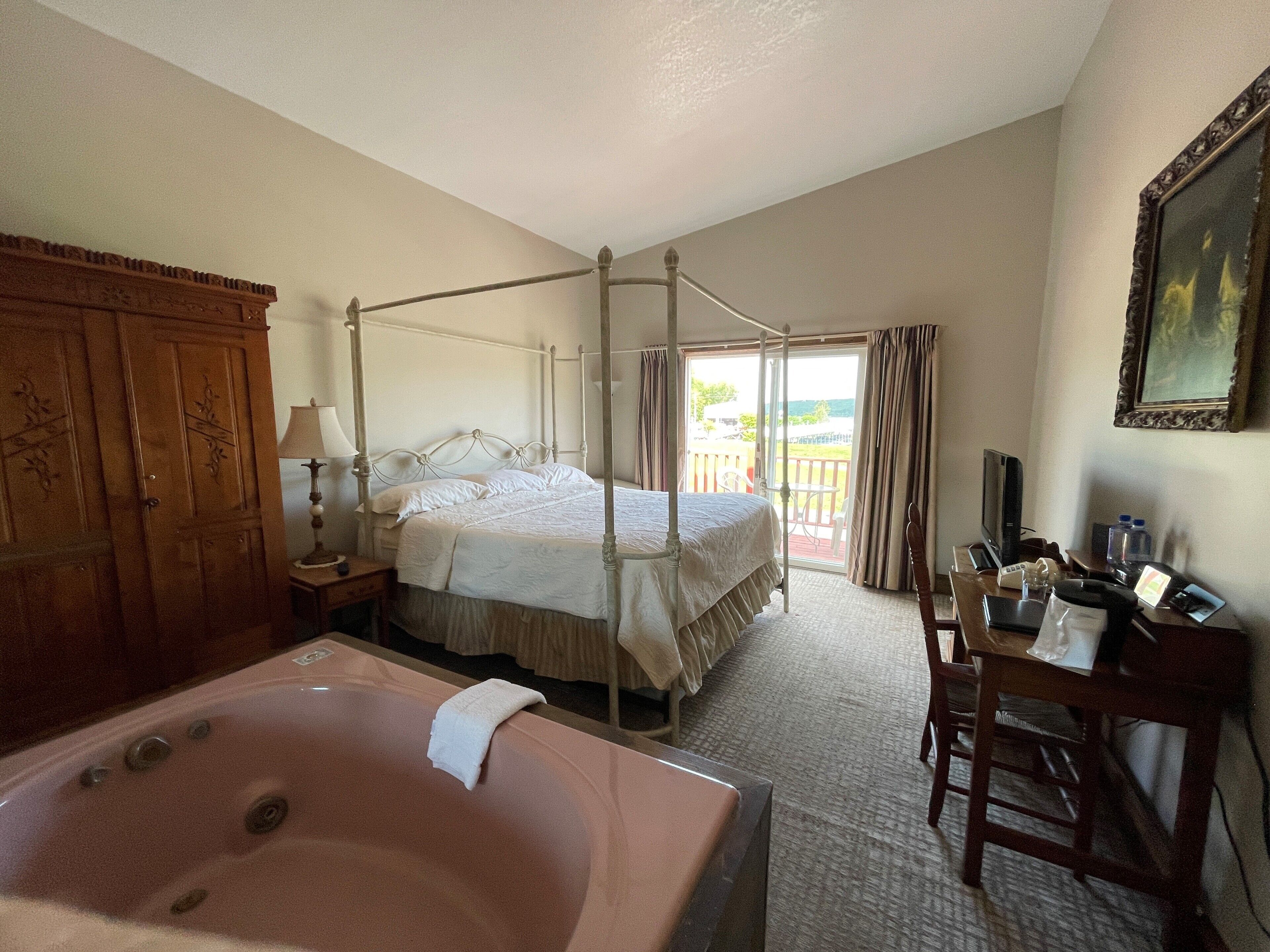 River Room, 1 Queen Bed, Non Smoking (2nd Floor) | Individually decorated, desk, iron/ironing board, free WiFi