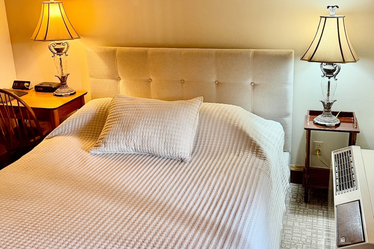 Standard Room, 1 Queen Bed, Non Smoking (2nd Floor) | Desk, iron/ironing board (on request), free WiFi, individually decorated