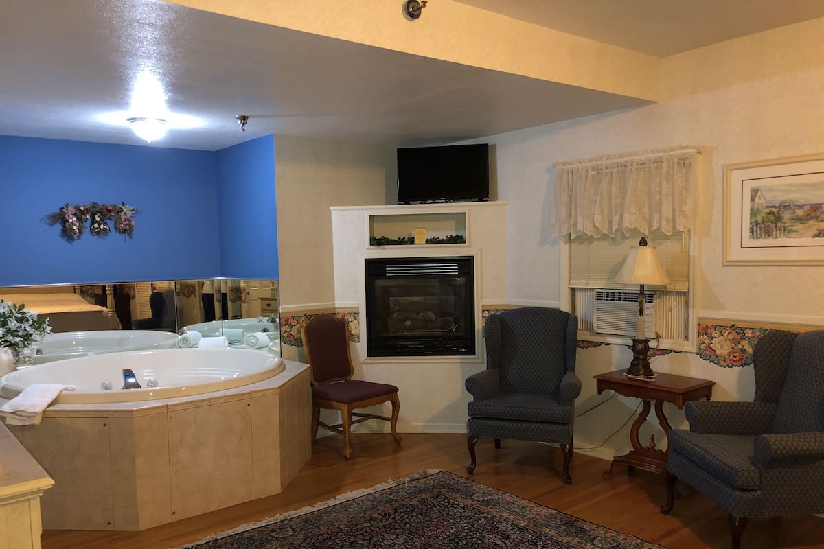 1 habitación, decoración personalizada y escritorio