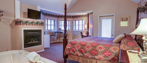 Executive Suite, 1 King Bed with Sofa bed, Non Smoking, Jetted Tub (3rd Floor) | Individually decorated, desk, iron/ironing board, free WiFi