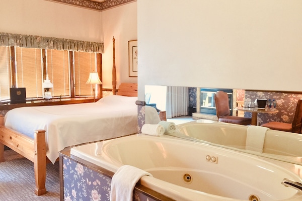 Luxury Suite, 1 Queen Bed (1st Floor) | Private spa tub