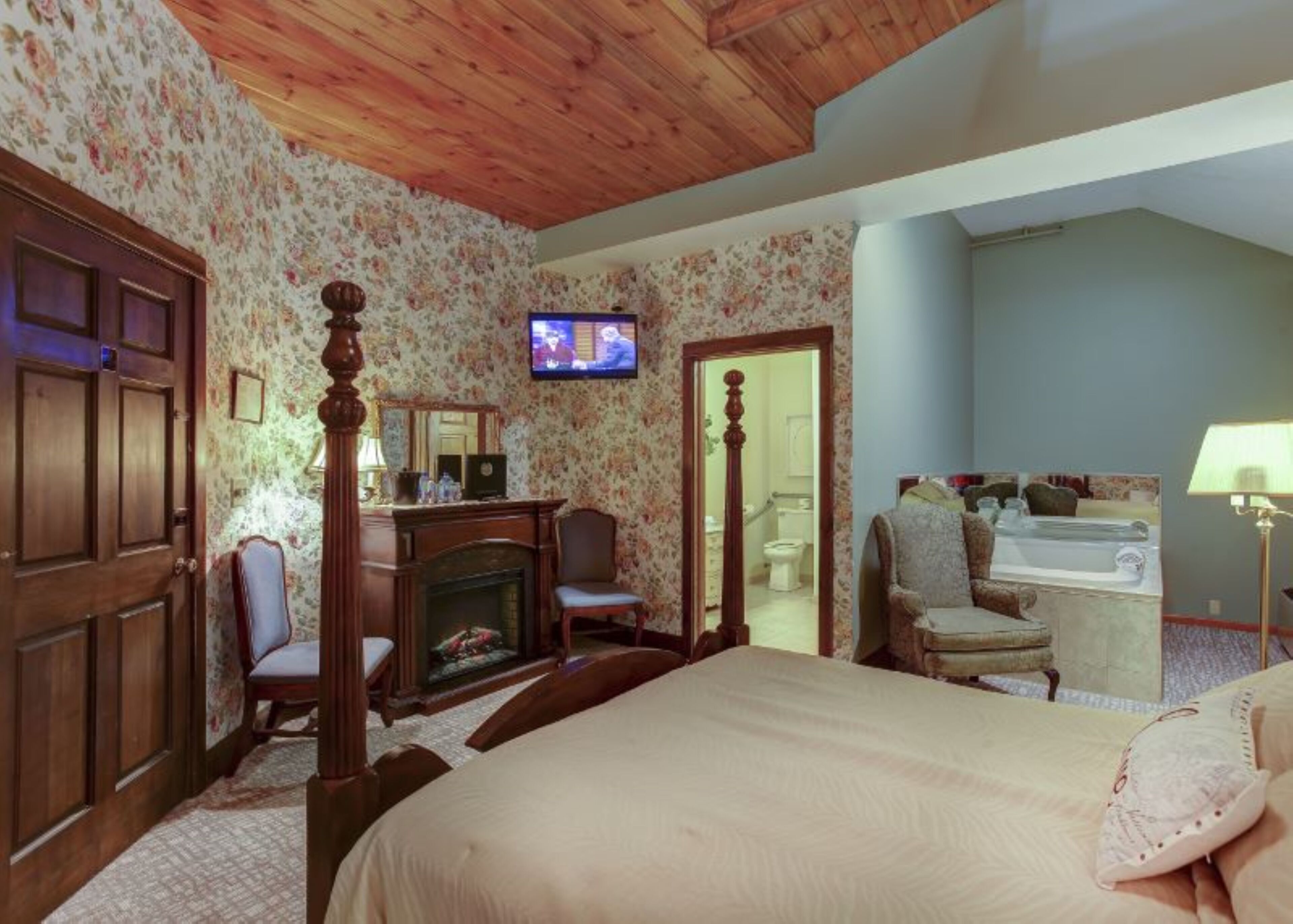 Walk-Out, 1 Queen Bed, Non Smoking, Jetted Tub & Fireplace (1st Floor) | Escritorio, tabla de planchar con plancha, wifi gratis