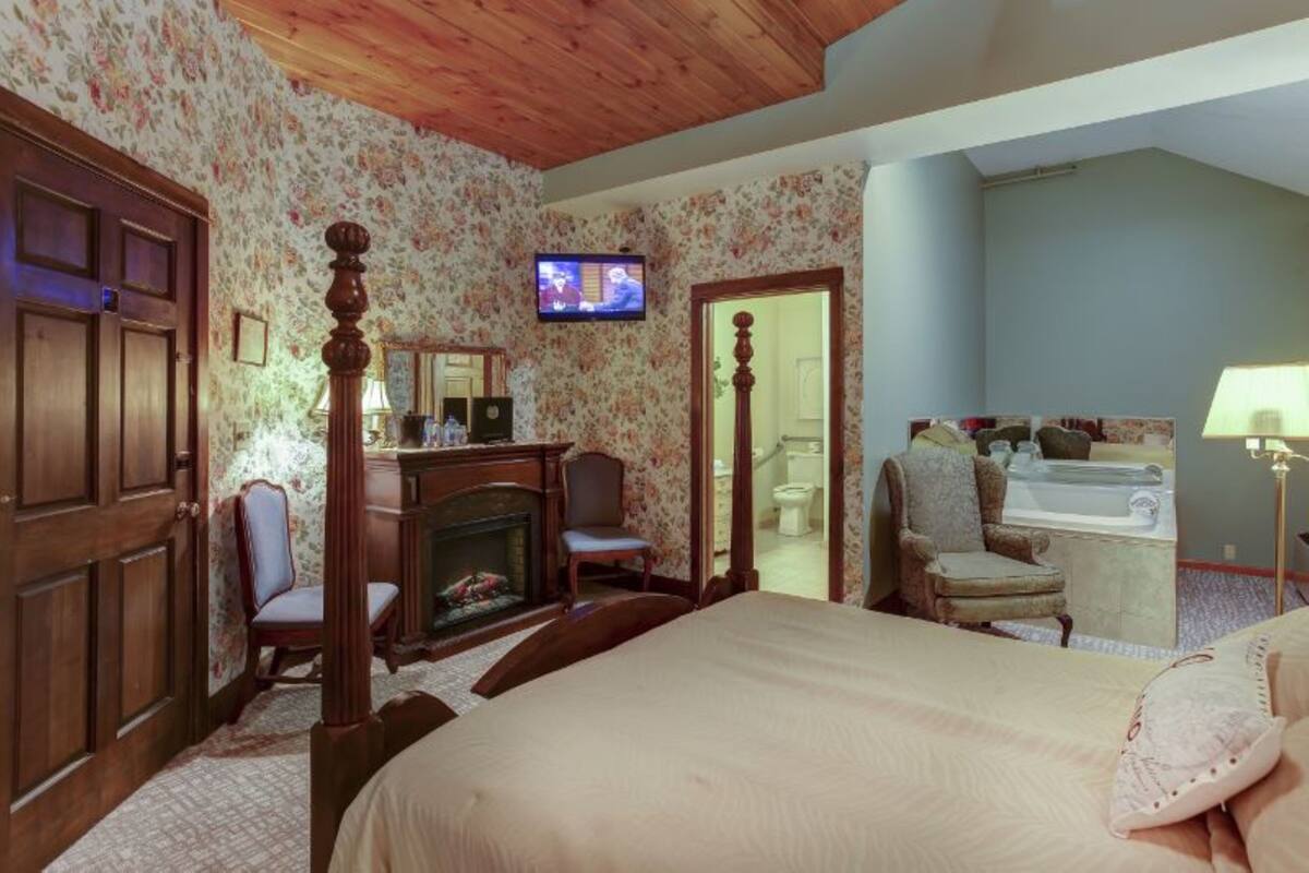 Walk-Out, 1 Queen Bed, Non Smoking, Jetted Tub & Fireplace (1st Floor) | Desk, iron/ironing board (on request), WiFi (free)