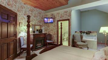 Walk-Out, 1 Queen Bed, Non Smoking, Jetted Tub & Fireplace (1st Floor) | Escritorio, tabla de planchar con plancha, wifi gratis