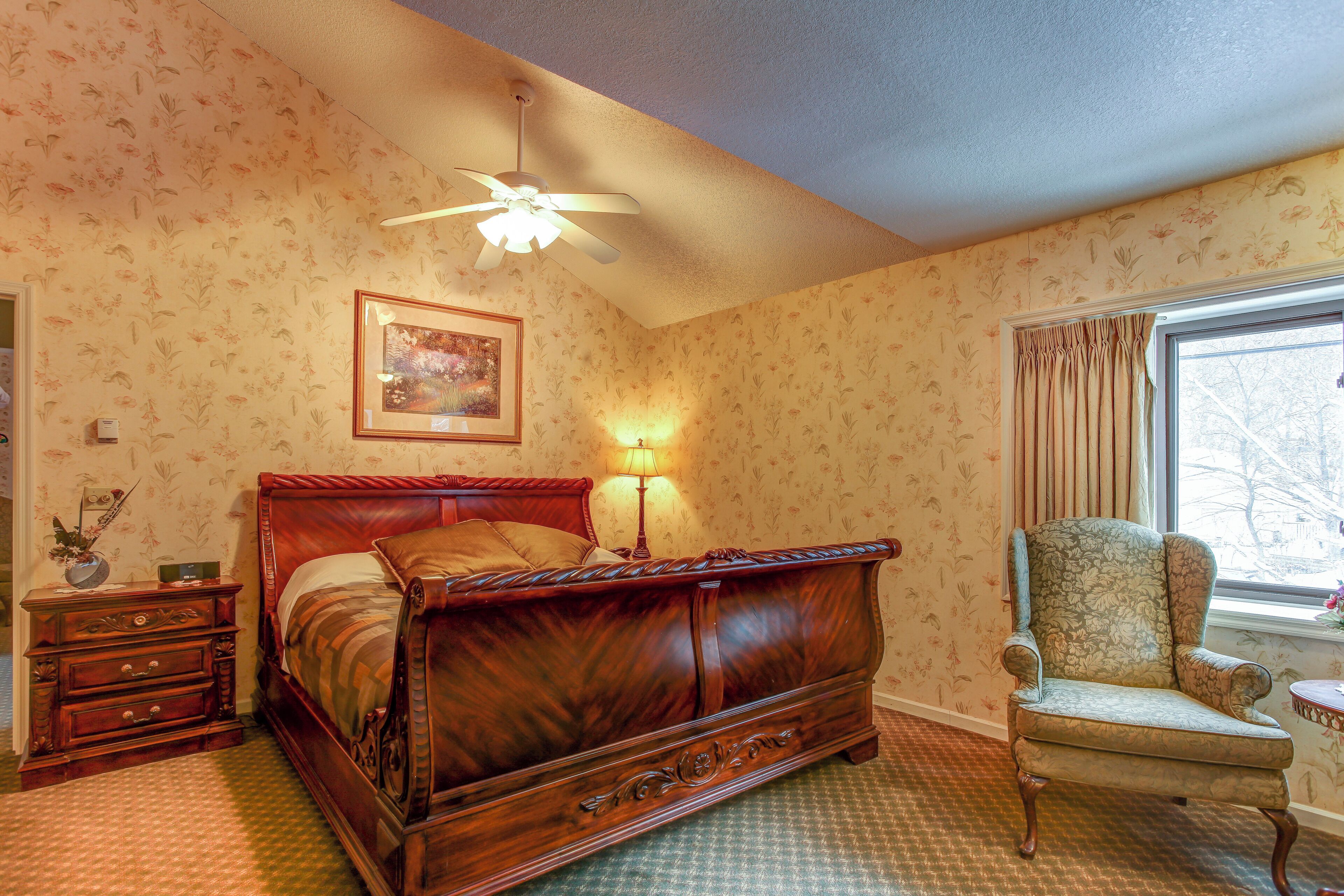 Luxury Double Room, 2 Bedrooms (2nd Floor) | Decoración personalizada, escritorio y tabla de planchar con plancha 