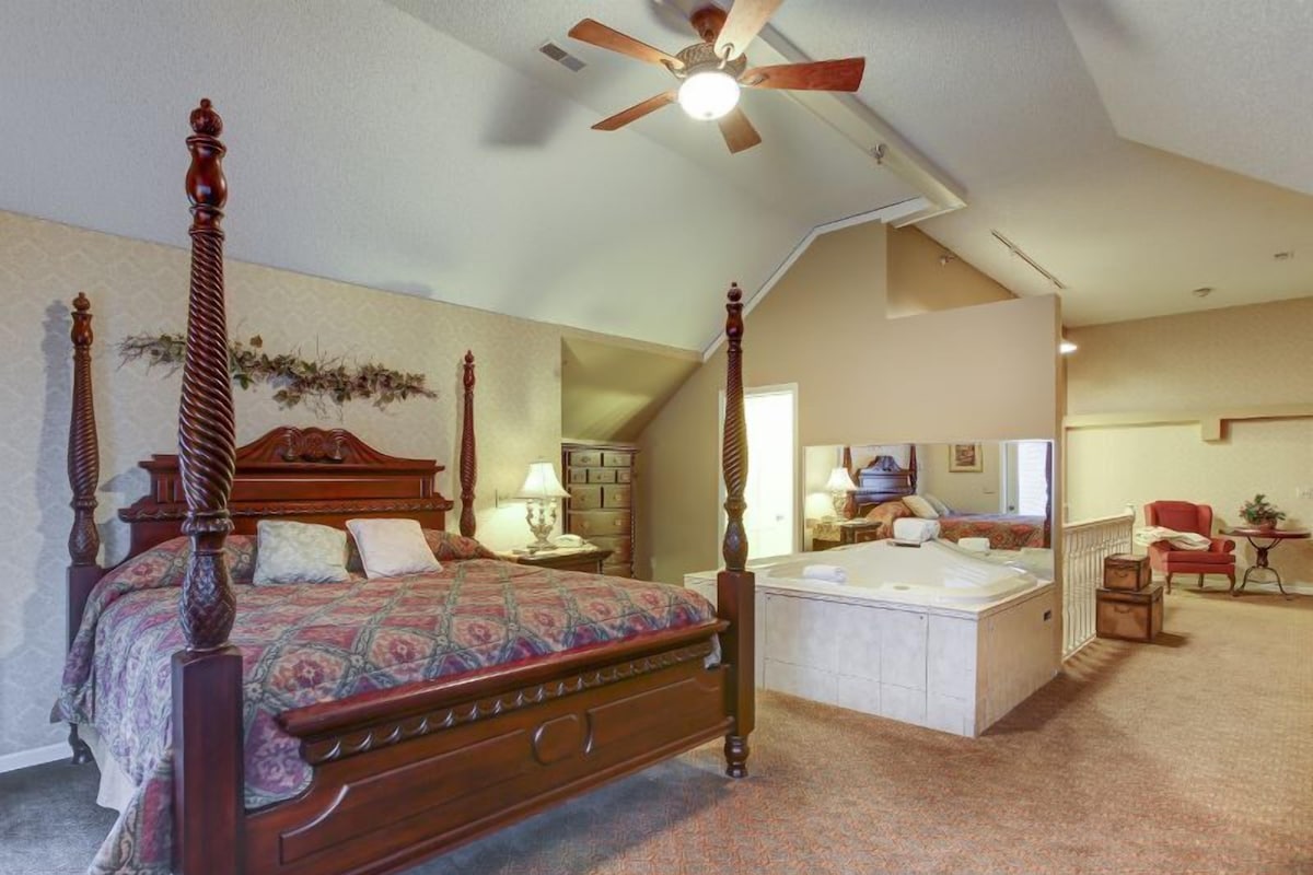 Executive Suite, 1 King Bed with Sofa bed, Non Smoking, Jetted Tub (3rd Floor) | مكتب ومكواة/لوح كي وواي فاي مجانًا وبديكورات فريدة لكل غرفة