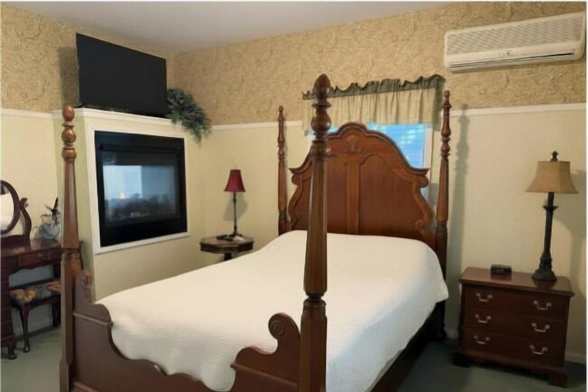 Luxury Suite, 1 Queen Bed (1st Floor) | Desk, iron/ironing board (on request), free WiFi, individually decorated