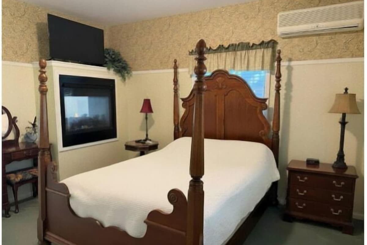 Luxury Suite, 1 Queen Bed (1st Floor) | مكتب ومكواة/لوح كي وواي فاي مجانًا وبديكورات فريدة لكل غرفة