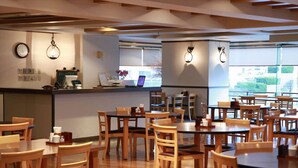 朝食、ランチに営業
