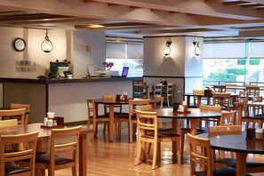 朝食、ランチに営業