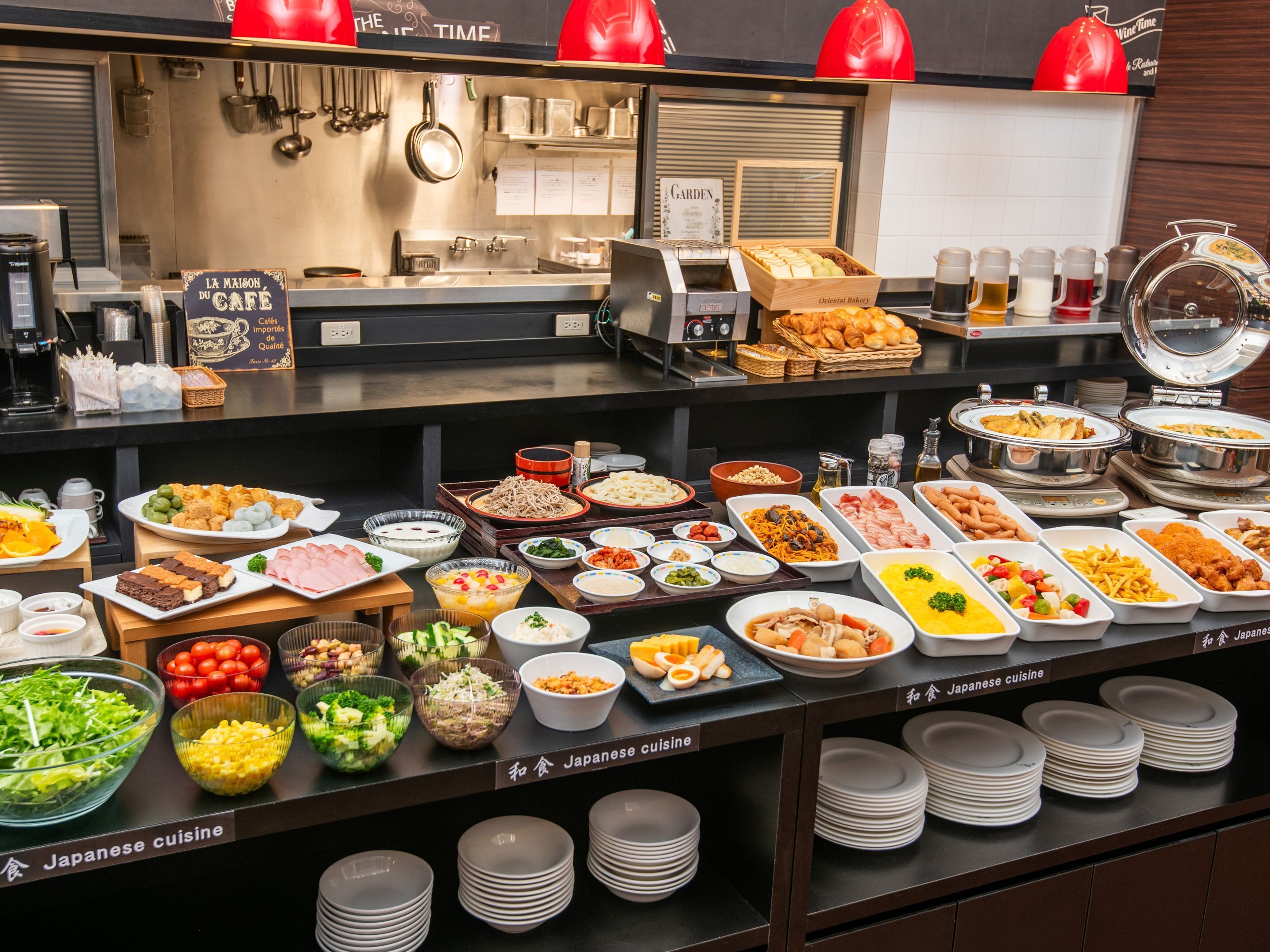 Daily buffet breakfast (JPY 1760 per person)