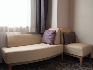 Sengetøy av topp kvalitet, dundyner, skrivebord og blendingsgardiner