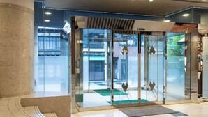 A modern entrance with glass doors, a checkered floor, and a ramp leading up. - HOTEL MYSTAYS Ueno East (Tokyo)