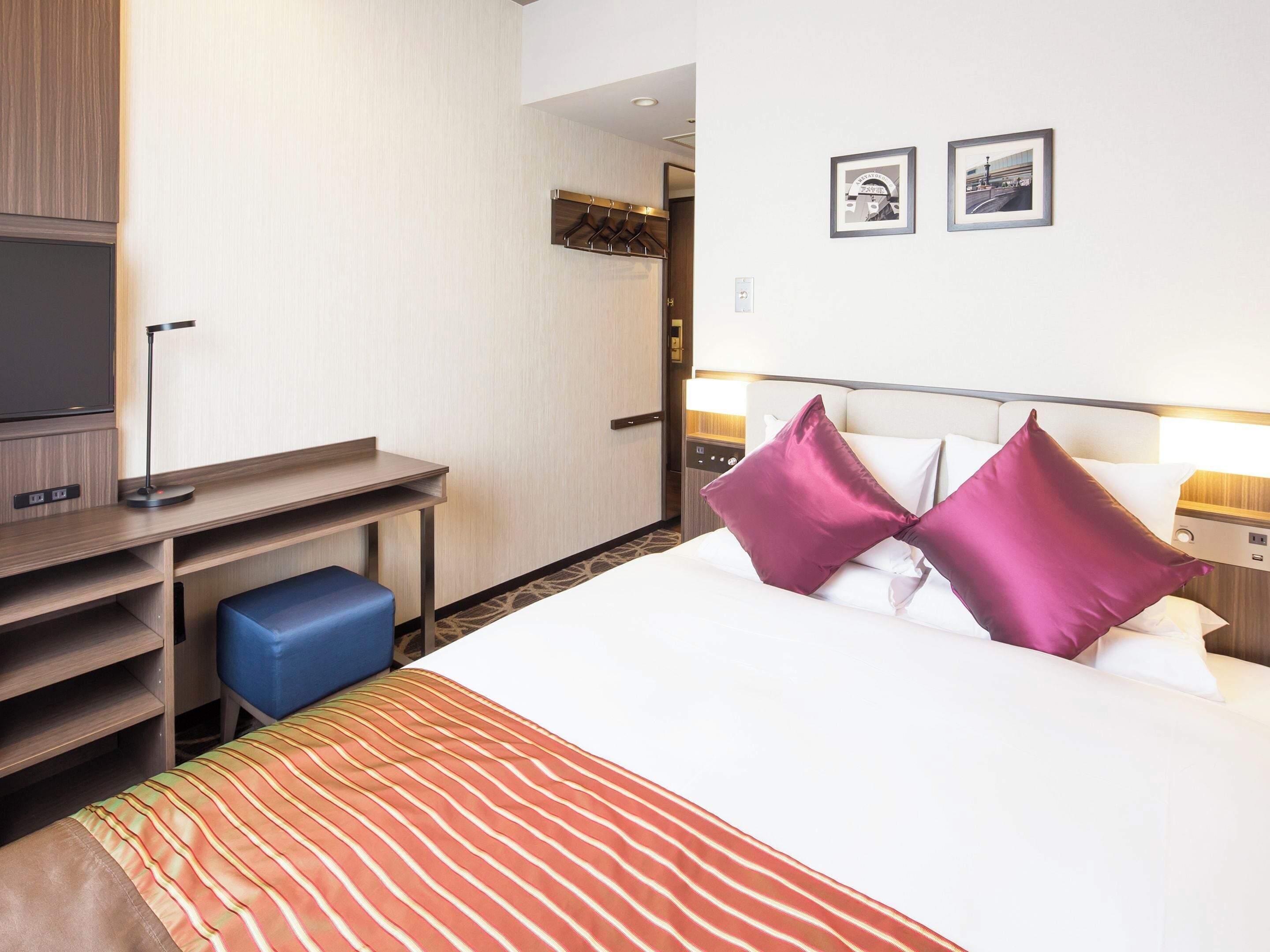 고급 침구, 오리/거위털 이불, 책상, 암막 커튼