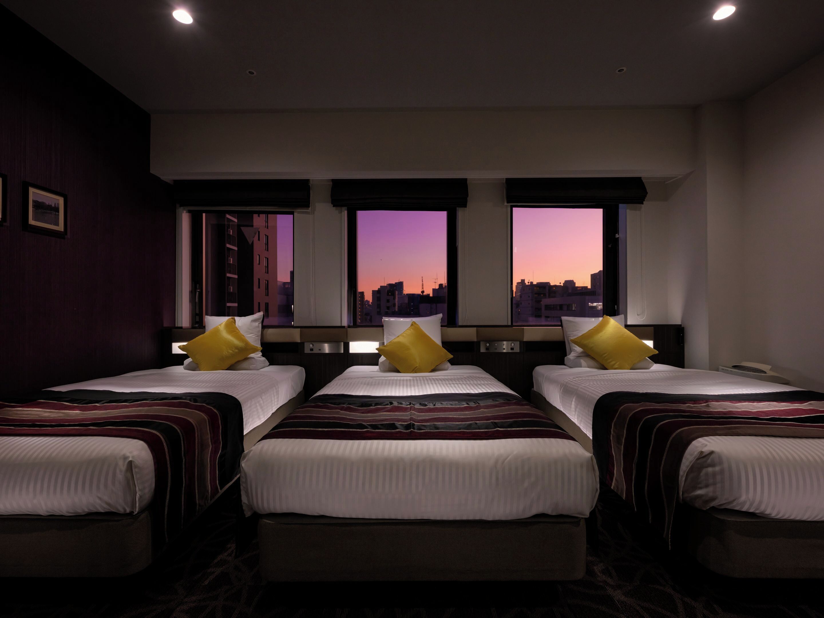 เครื่องนอนระดับพรีเมียม, ผ้านวมขนเป็ด, โต๊ะทำงาน, ผ้าม่านกันแสง