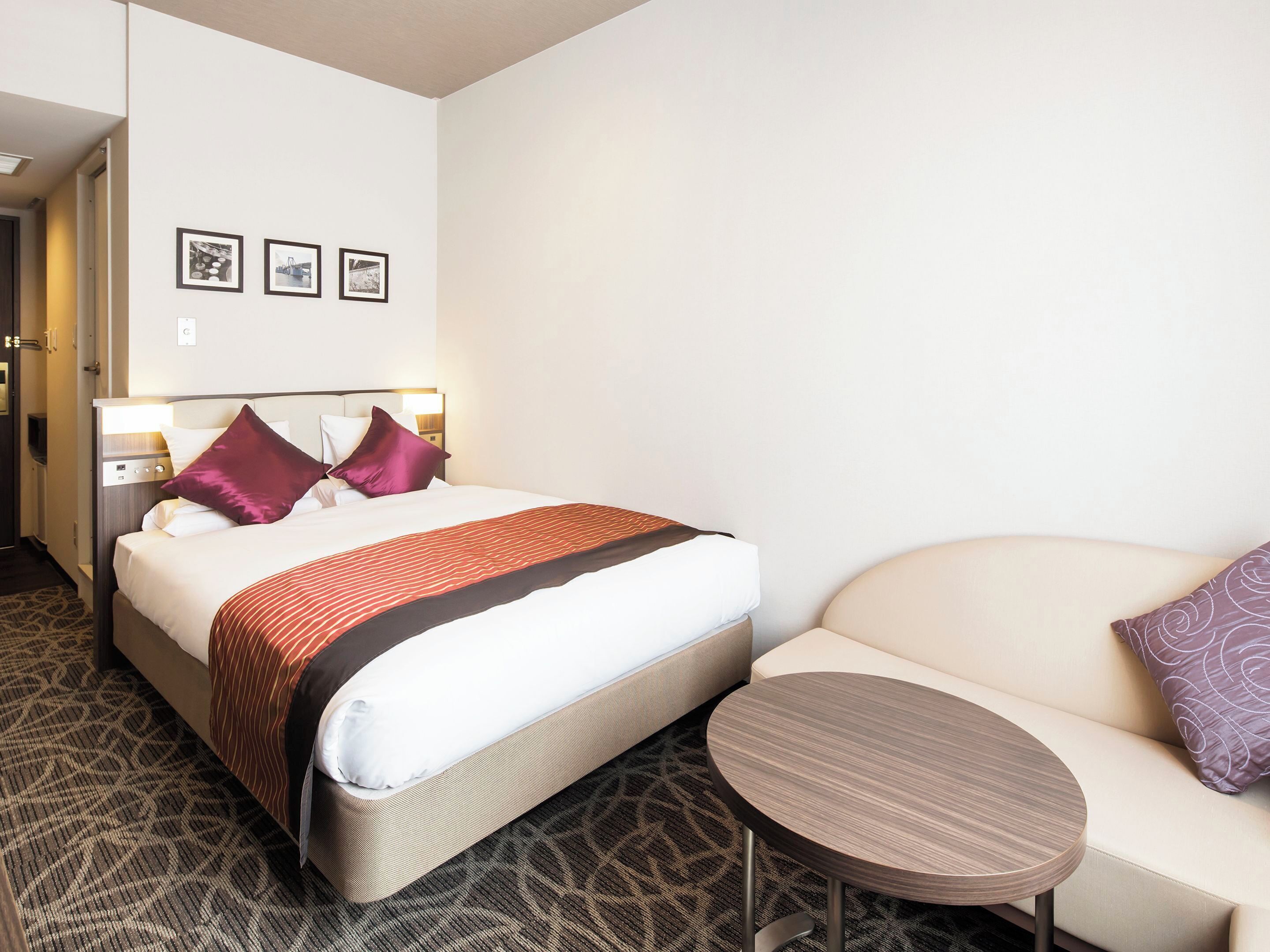 고급 침구, 오리/거위털 이불, 책상, 암막 커튼