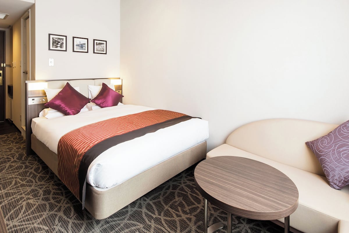 Premium bedding, down comforters, desk, blackout drapes