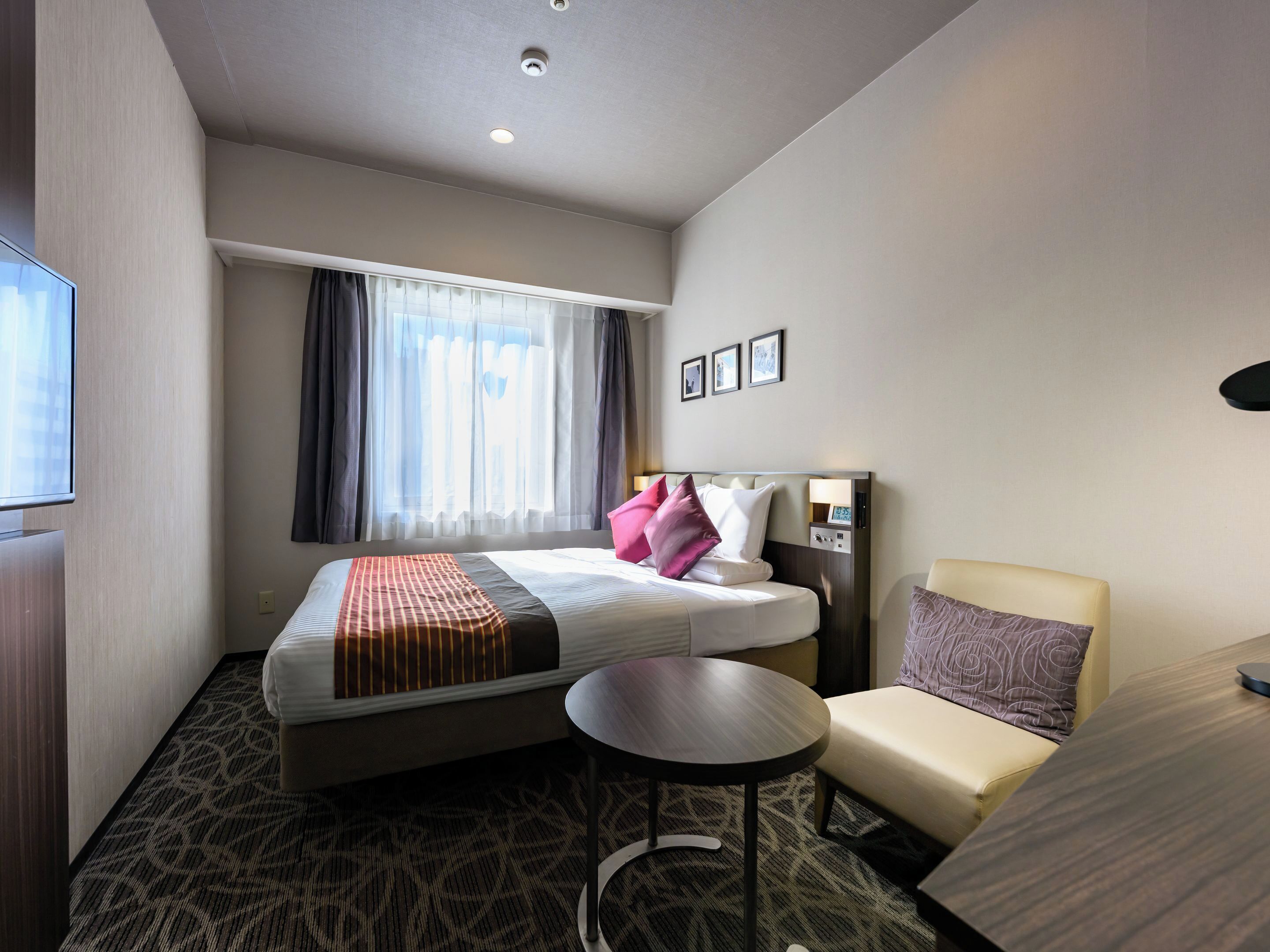 고급 침구, 오리/거위털 이불, 책상, 암막 커튼