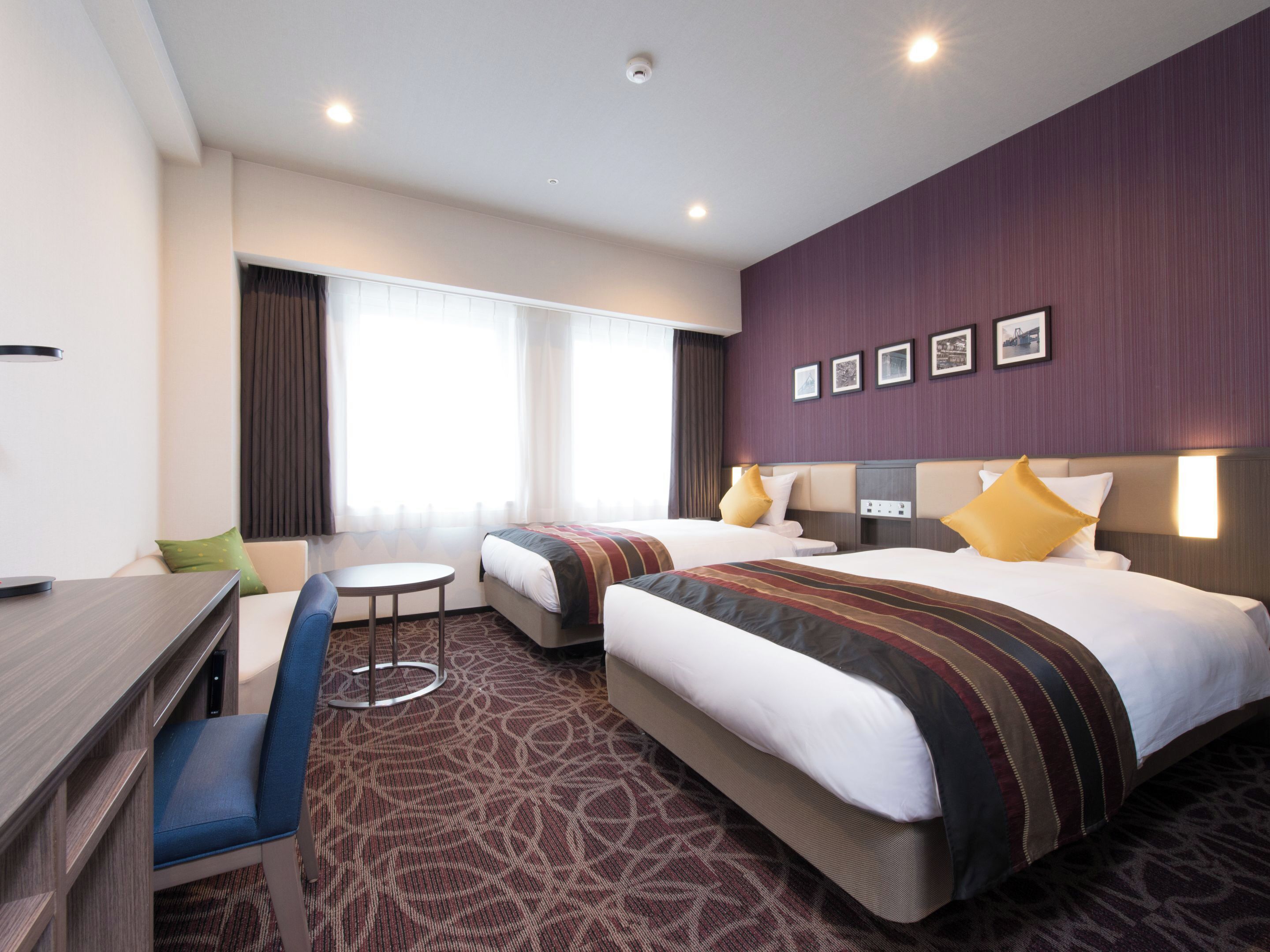 고급 침구, 오리/거위털 이불, 책상, 암막 커튼