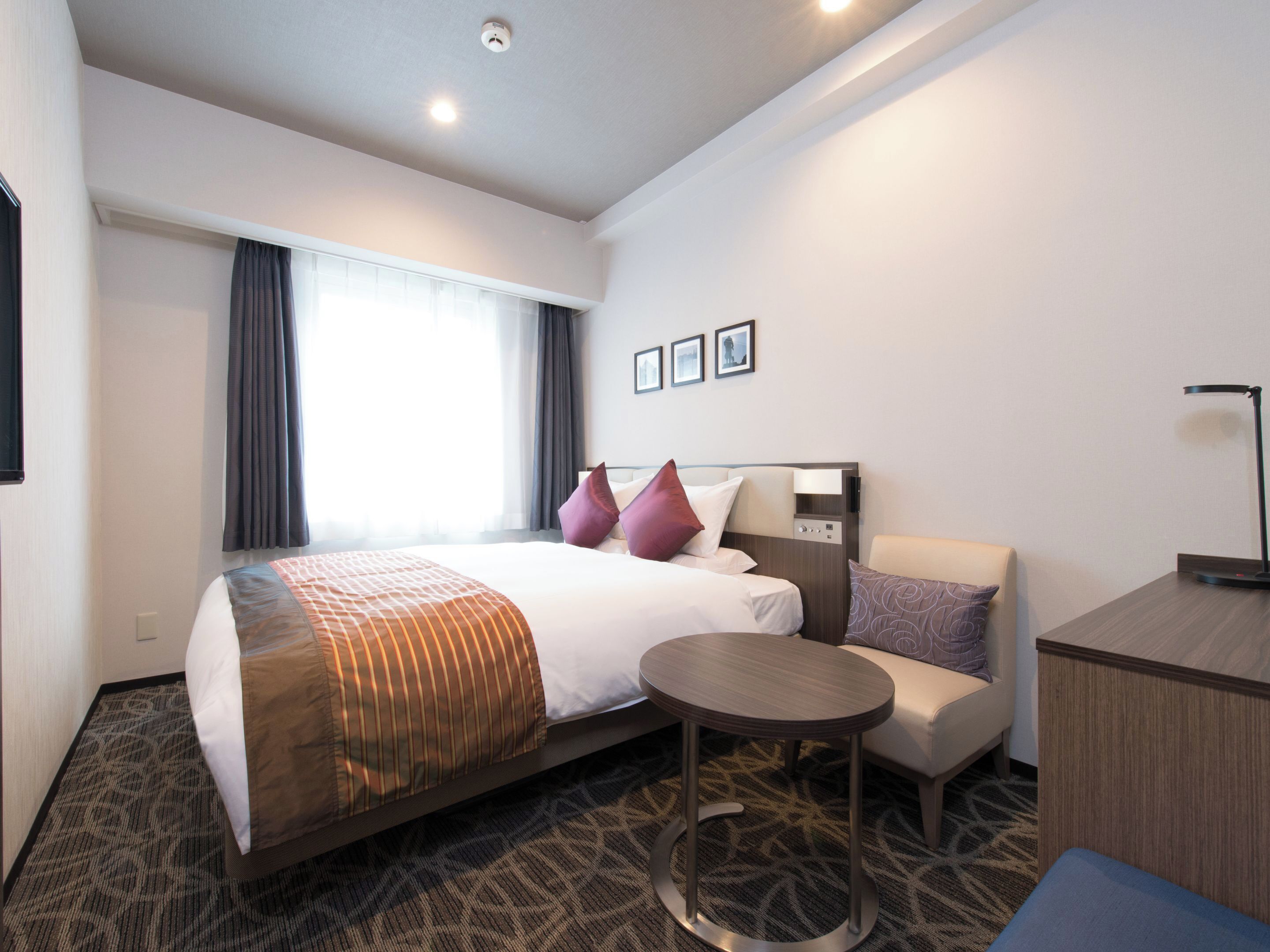 고급 침구, 오리/거위털 이불, 책상, 암막 커튼