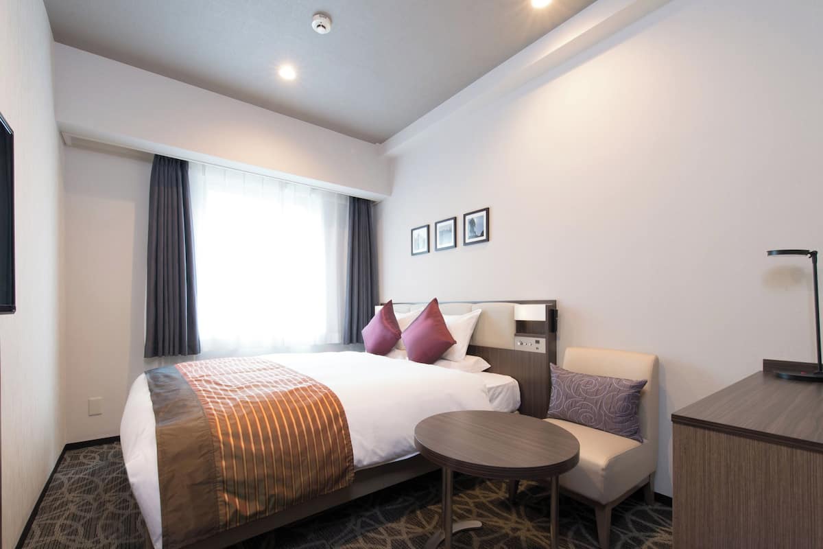 Premium bedding, down comforters, desk, blackout drapes