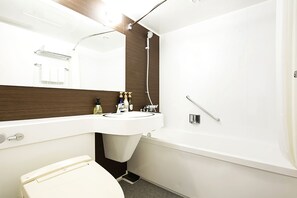 Combined shower/tub, deep soaking tub, free toiletries, hair dryer - HOTEL MYSTAYS Ueno East (Tokyo)