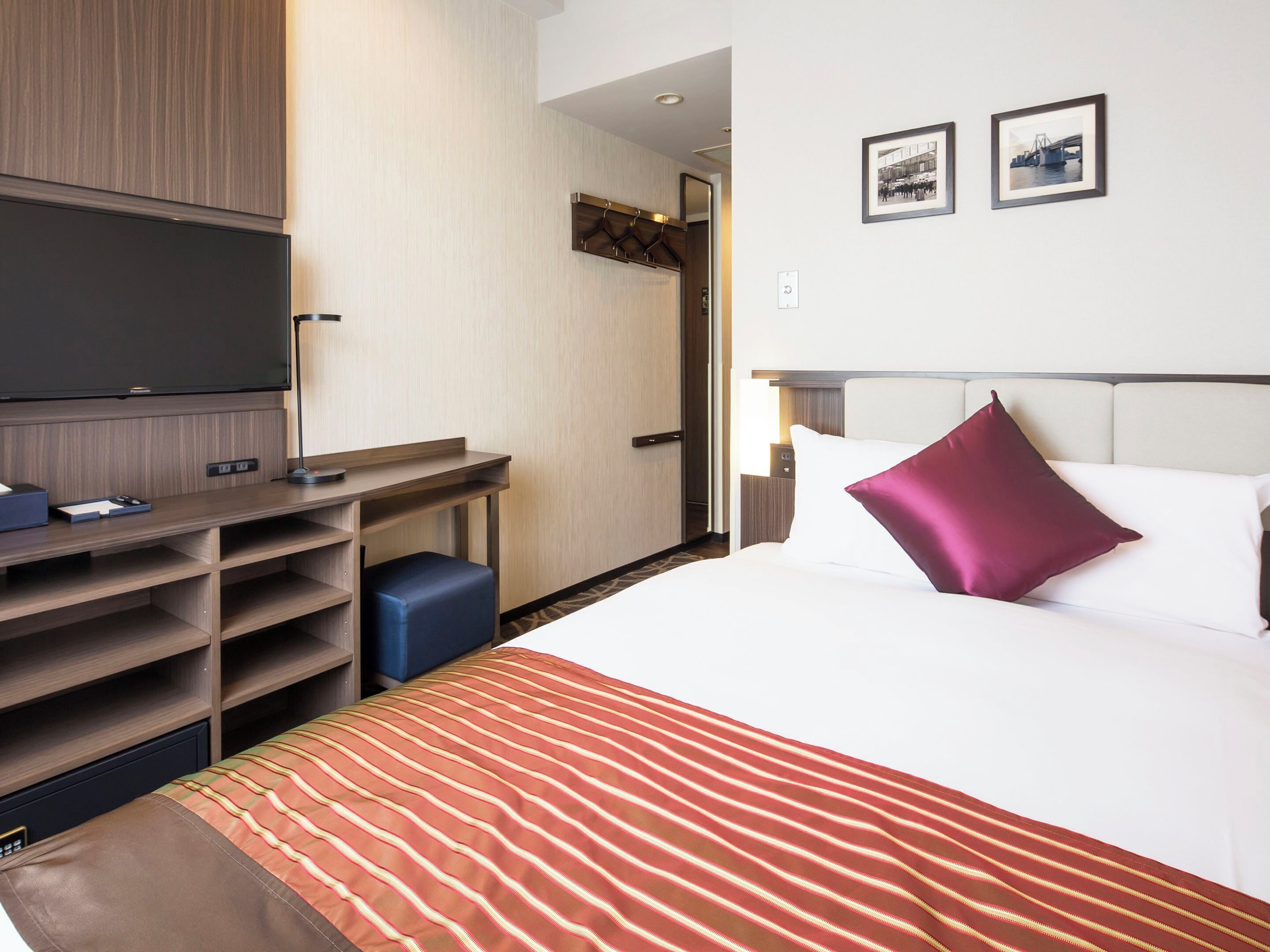 고급 침구, 오리/거위털 이불, 책상, 암막 커튼