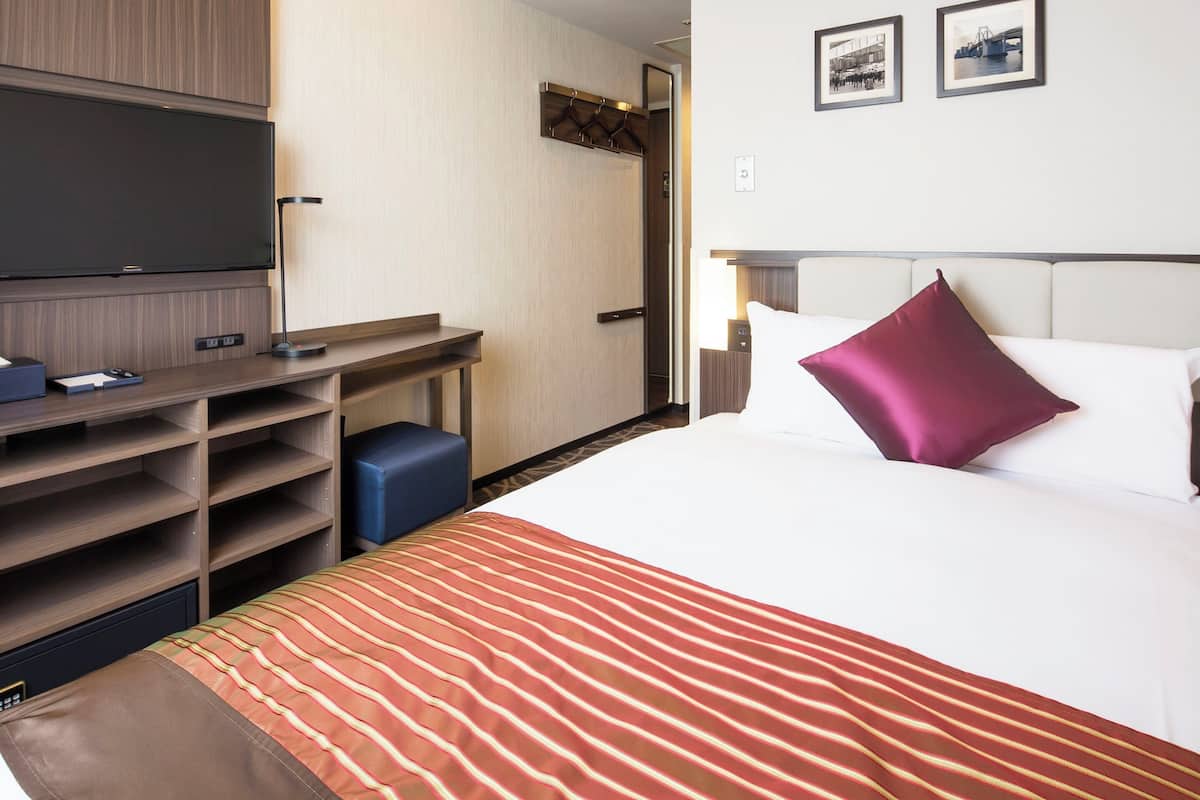 Premium bedding, down comforters, desk, blackout drapes