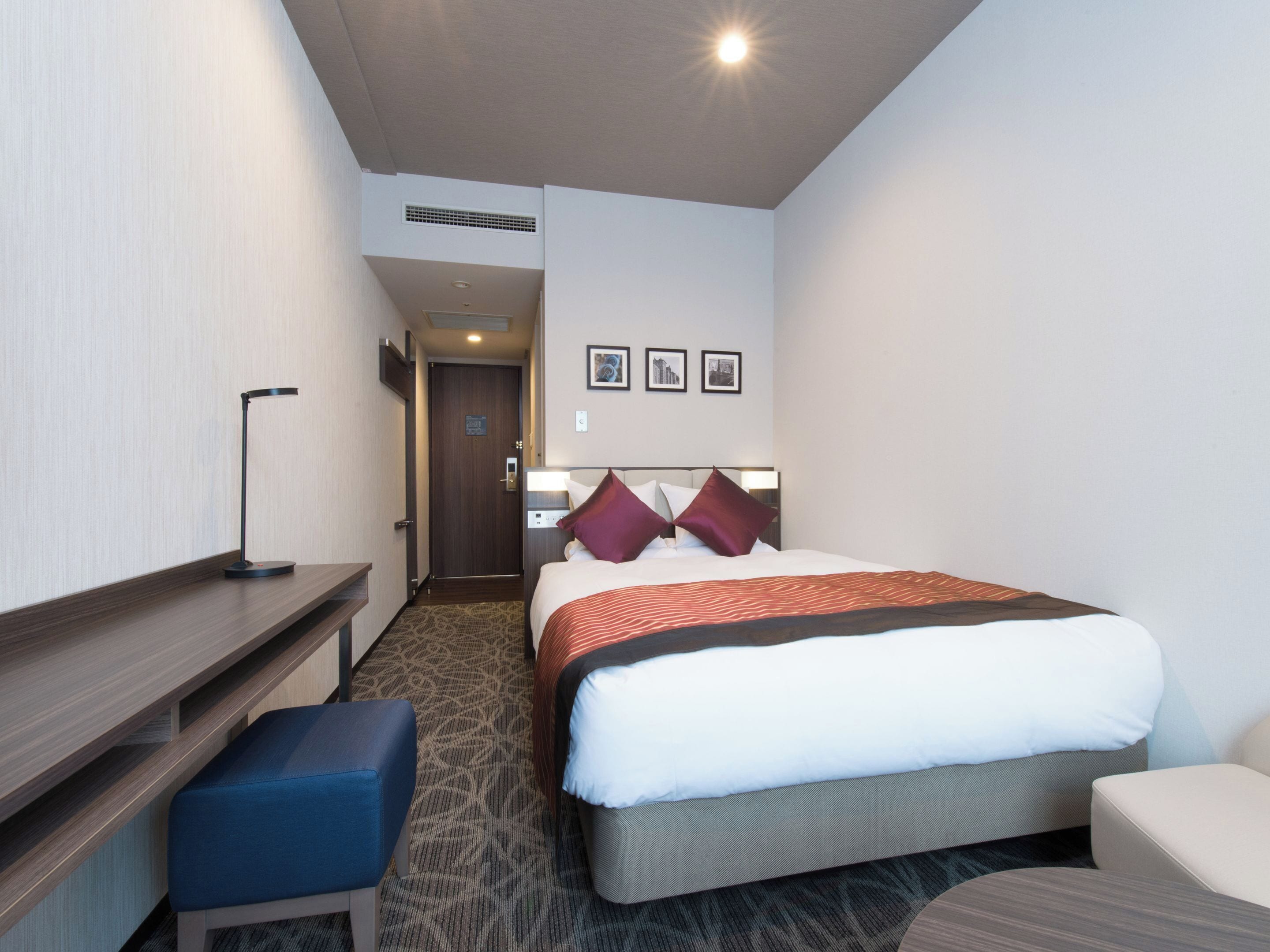 고급 침구, 오리/거위털 이불, 책상, 암막 커튼