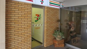 A 7-Eleven store with a brick facade and a glass entrance. - Chisun Hotel Koriyama (Koriyama)