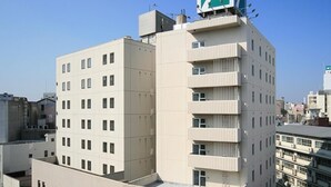 A multi-story hotel with a prominent Chisun Hotel sign on top, featuring balconies on the right side. - Chisun Hotel Koriyama (Koriyama)
