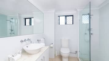 Apartamento, 1 habitación, vistas a la piscina (Adult Only) | Baño | Ducha, artículos de higiene personal gratuitos y secador de pelo