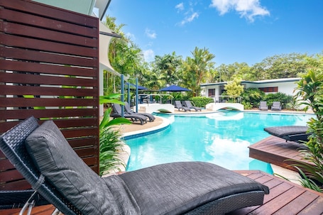 Studio Pool Entry | Terrace/patio