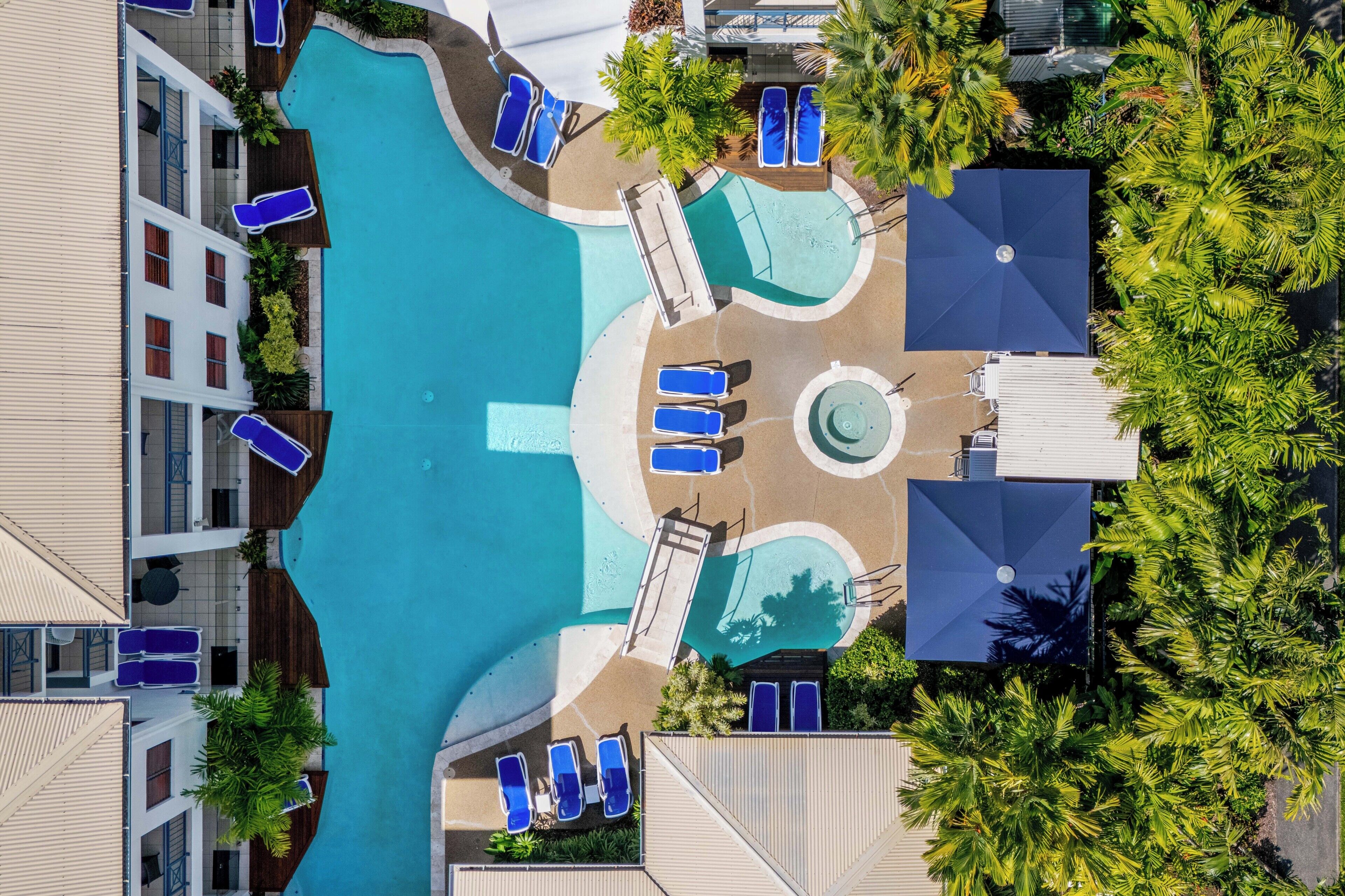 Una piscina al aire libre, tumbonas