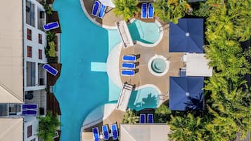 Una piscina al aire libre, tumbonas