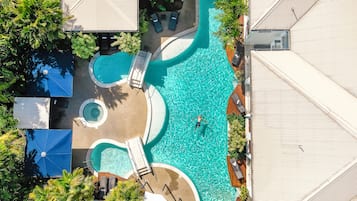 Piscine extérieure, chaises longues