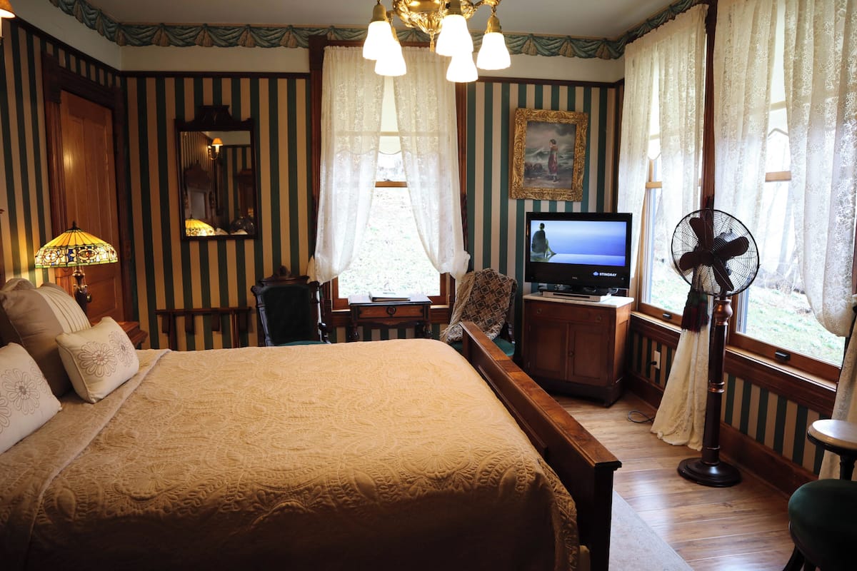 Free WiFi, bed sheets