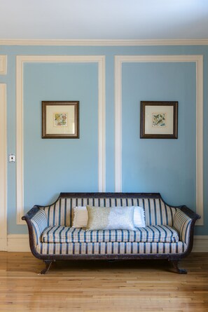 مكتب ومساحة عمل للكمبيوتر المحمول وأسرّة أطفال/رضّع وأسرّة قابلة للطي