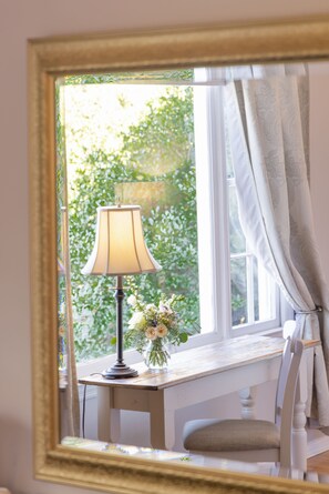 Room (King room) | Desk, laptop workspace, cribs/infant beds, rollaway beds