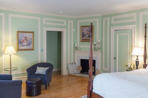 Room (Queen room) | Desk, laptop workspace, cribs/infant beds, rollaway beds
