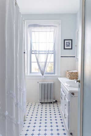 Room (Queen room) | Bathroom | Combined shower/tub, towels - The Kittle House Inn (Chappaqua)