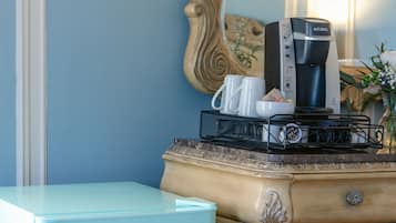 Room (Queen room) | Desk, laptop workspace, cots/infant beds, rollaway beds