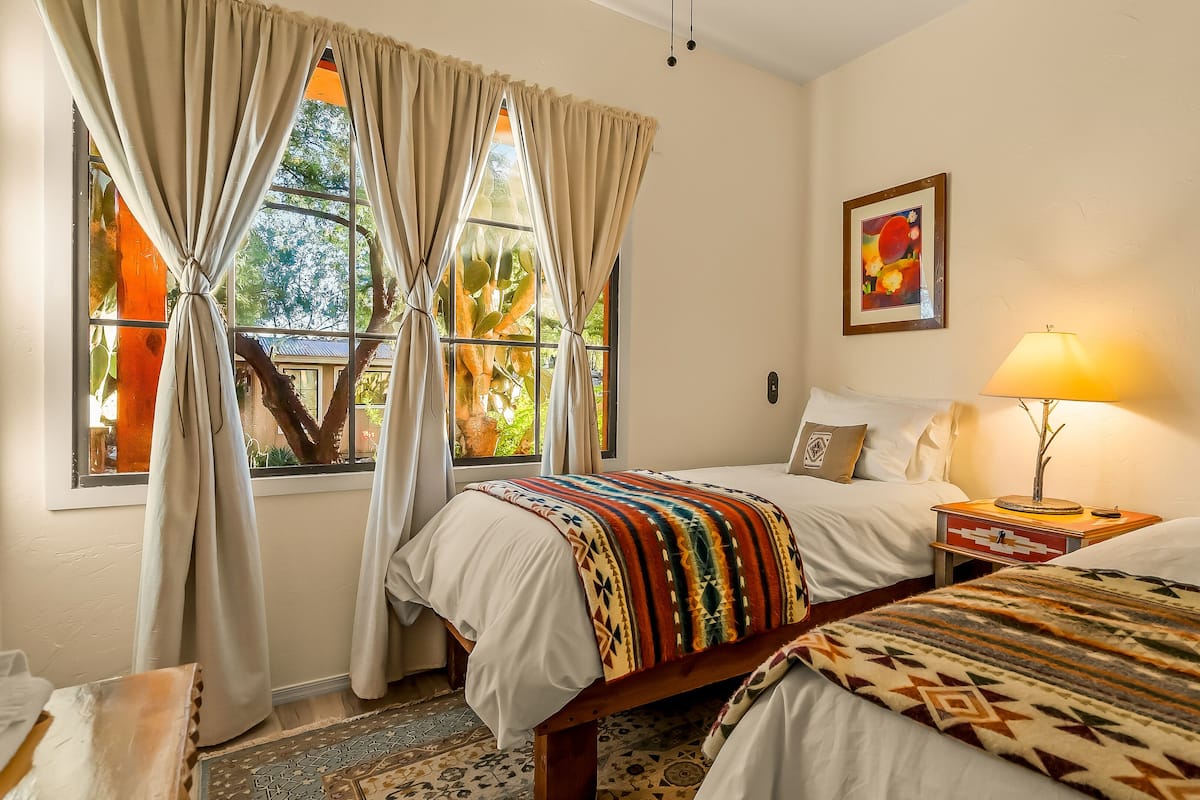Suite 2 | Ropa de cama de alta calidad, camas con pillow-top y muebles diferentes