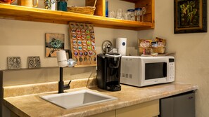 Habitación Deluxe | Cocina privada | Frigorífico, microondas, cafetera o tetera y utensilios de cocina