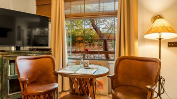 Suite 3 | Premium bedding, pillowtop beds, individually furnished, blackout drapes