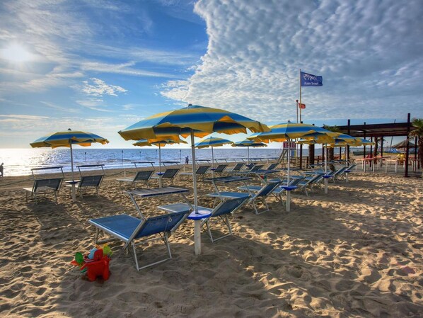 Aan een privéstrand, strandhuisjes (toeslag), ligstoelen, parasols