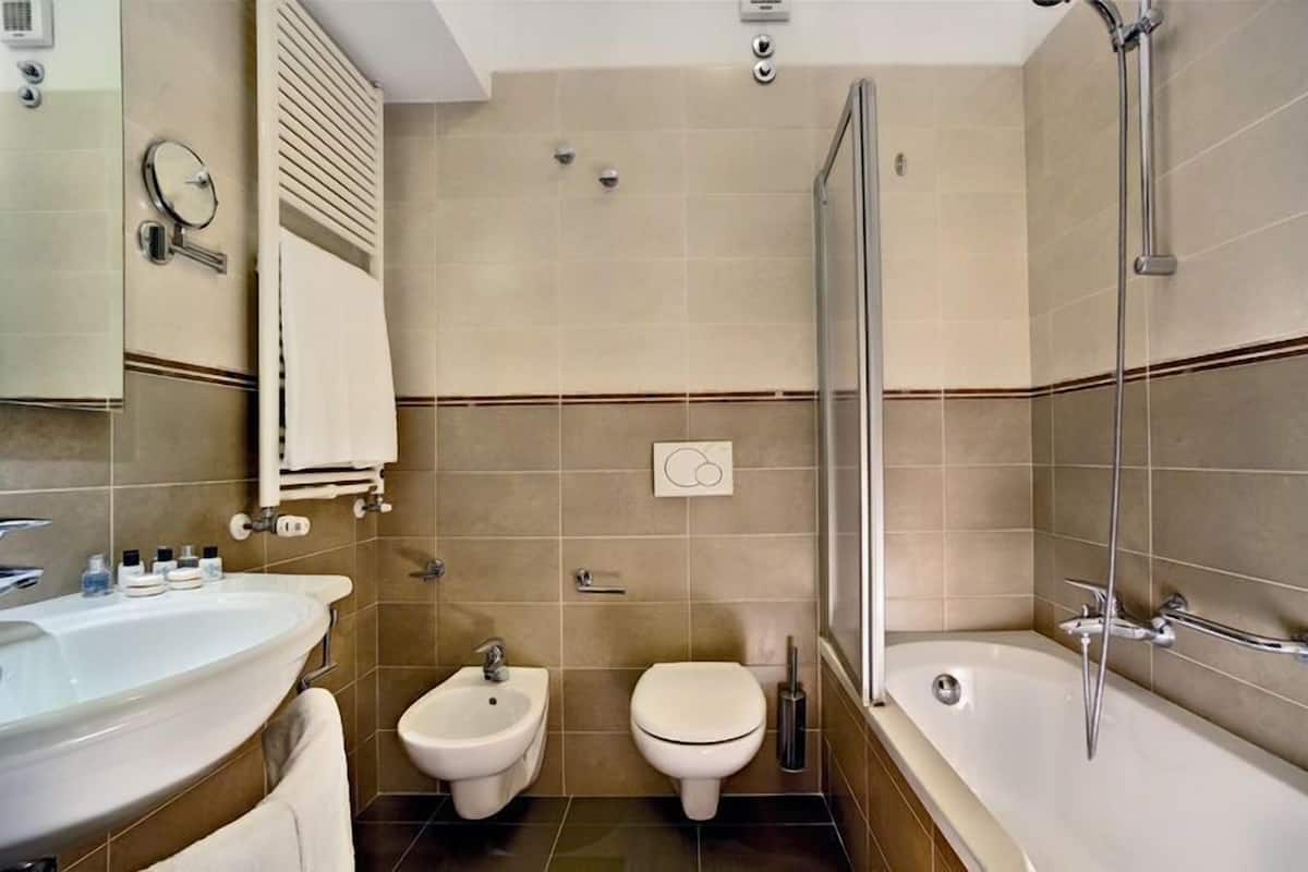 Buồng tắm vòi sen, đồ dùng nhà tắm miễn phí, máy sấy tóc 
