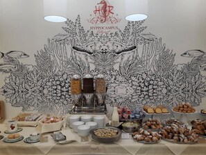 朝食、ランチ、ディナーに営業